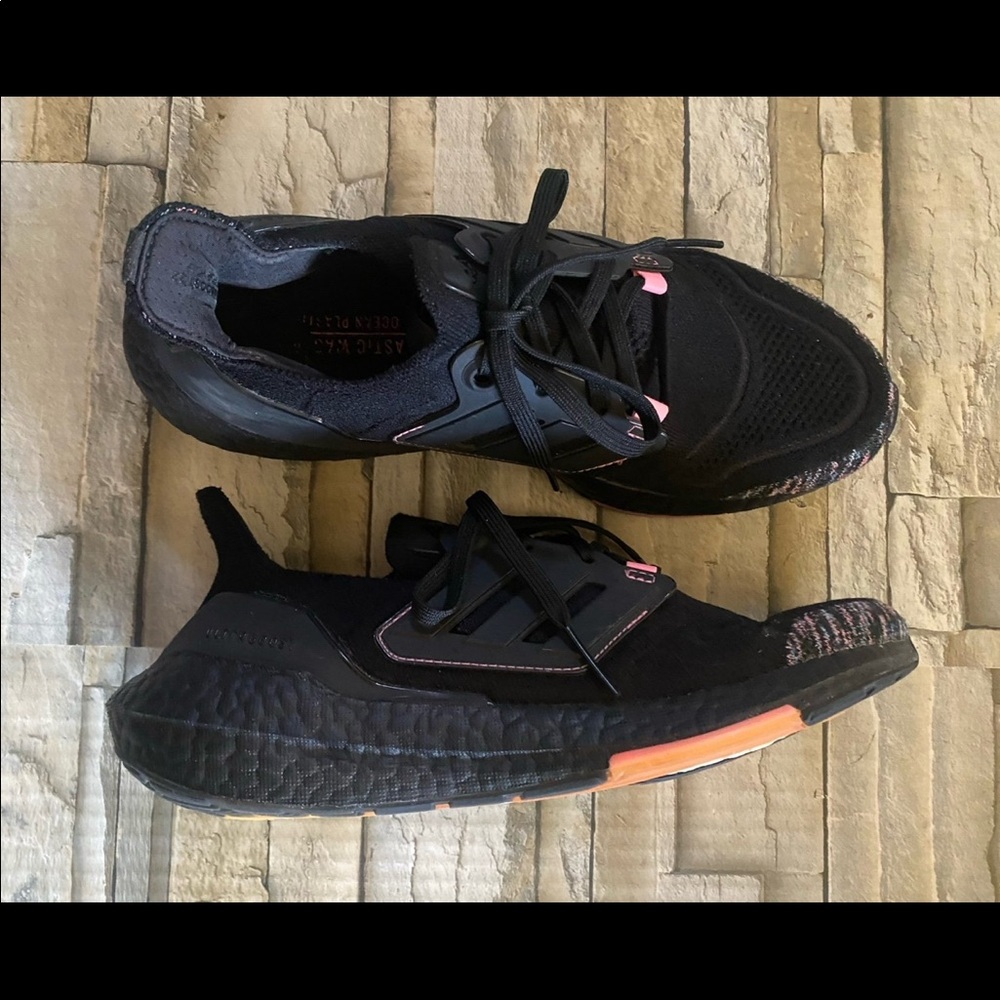 Adidas Ultraboost black beam pink
black/pink accents
Size: 8.5
Good used